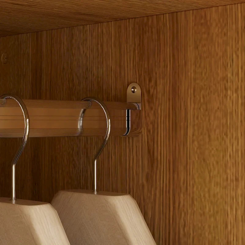 Armoire-penderie en bois avec tringle et tiroirs